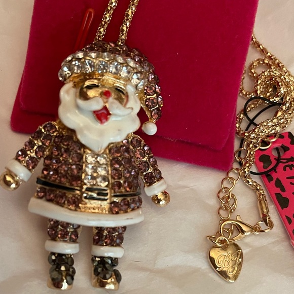 🎄Fancy Santa. Betsey Johnson at her best. He’s a Brooch and a necklace! - Picture 4 of 5